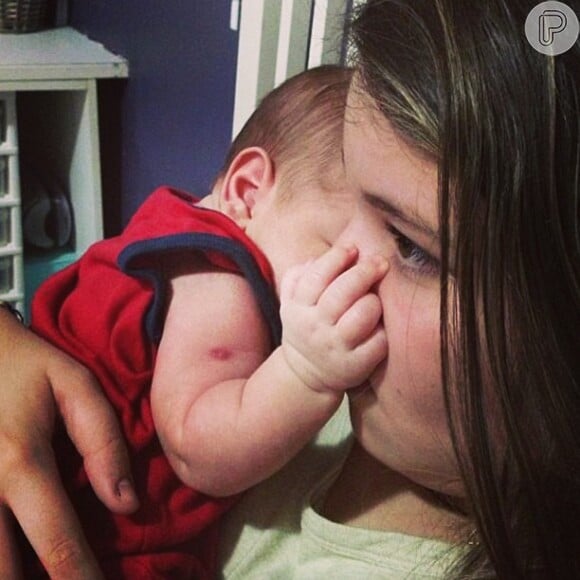 Cristiana Oliveira mostra uma foto em que Miguel, ainda recém-nascido, dorme agarrado com a titia Antonia, sua filha caçula