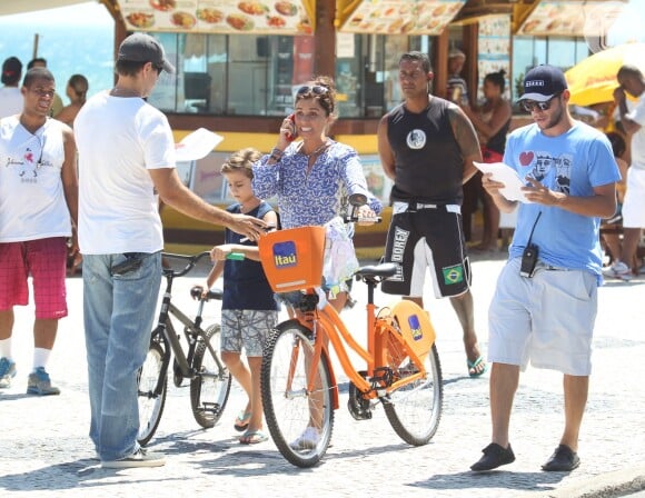 Na cena gravada, Clara (Giovanna Antonelli) passeia na orla com o filho (Vitor Figueiredo)