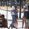 Giovanna Antonelli abraça o marido, Leonardo Nogueira, durante gravações de 'Em Família'
