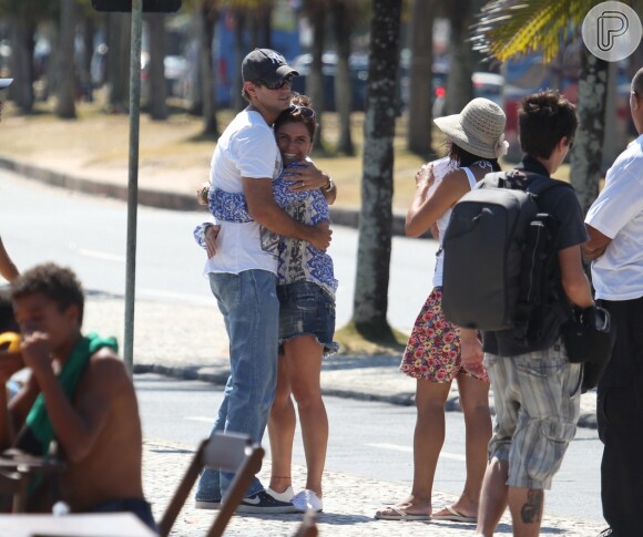 Giovanna Antonelli abraça o marido, Leonardo Nogueira, durante gravações de 'Em Família'