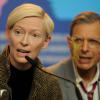 Tilda Swinton conversa com repórteres na coletiva de imprensa realizada no Festival de Berlim