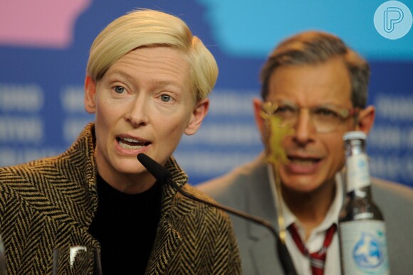 Tilda Swinton conversa com repórteres na coletiva de imprensa realizada no Festival de Berlim