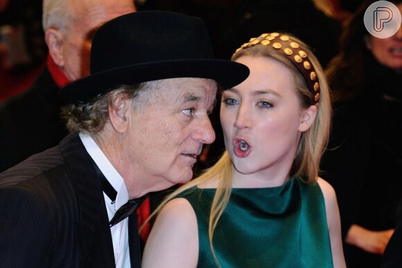 De chapéu, Bill Murray conversa com Saoirse Ronan na abertura do Festival de Berlim