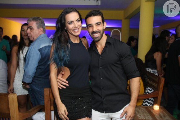 Carla Prata prestigiou a festa de Adriana Bombom com o novo namorado, o empresário Vinicius Pinheiro