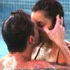 Marcos roubou um beijo de Emilly na piscina após a eliminação de Luiz Felipe, na noite de terça-feira, 14 de fevereiro de 2017
