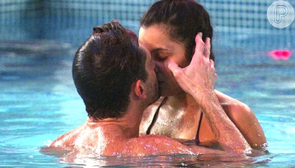 Marcos roubou um beijo de Emilly na piscina após a eliminação de Luiz Felipe, na noite de terça-feira, 14 de fevereiro de 2017