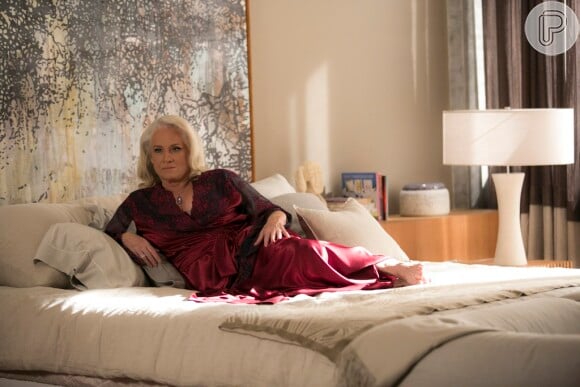 Mág (Vera Holtz) vai surpreender Tião (José Mayer) ao esperá-lo em seu quarto usando uma camisola sensual, na novela 'A Lei do Amor'