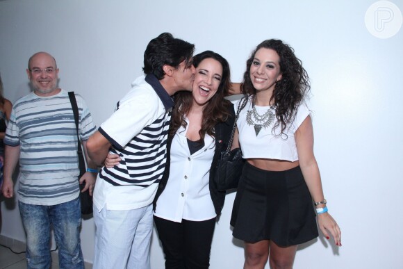 Ana Carolina recebe o carinho de André Gonçalves e a noiva, a cantora Bianca Chami