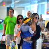 Giovanna Ewbank embarca sorridente com a filha, Títi, no colo no aeroporto Santos Dumont