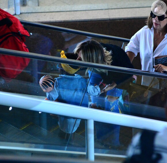 Giovanna Ewbank conversa com Títi na escada rolante do aeroporto Santos Dumont