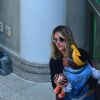 Giovanna Ewbank embarca para São Paulo com a filha, Títi, no colo nesta quinta-feira, dia 16 de fevereiro de 2017
