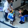 Giovanna Ewbank embarca para São Paulo com a filha, Títi, no colo nesta quinta-feira, dia 16 de fevereiro de 2017
