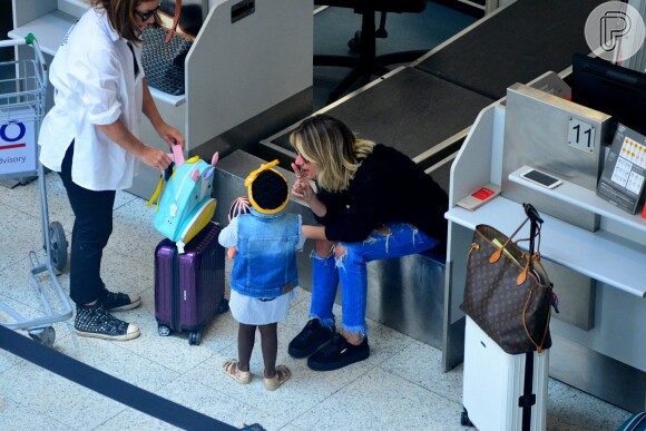 Giovanna Ewbank embarca para São Paulo com a filha, Títi, e a mãe, Débora