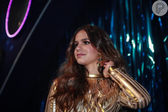 Bruna Marquezine usa mega-hair e look comportado em Baile da Vogue, em 16 de fevereiro de 2017