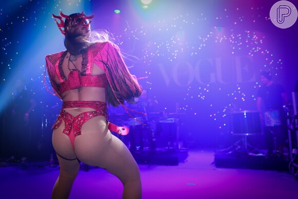Anitta esbanjou sensualidade ao usar fio-dental no tradicional Baile da Vogue, na madrugada desta sexta-feira, 17 de fevereiro de 2017