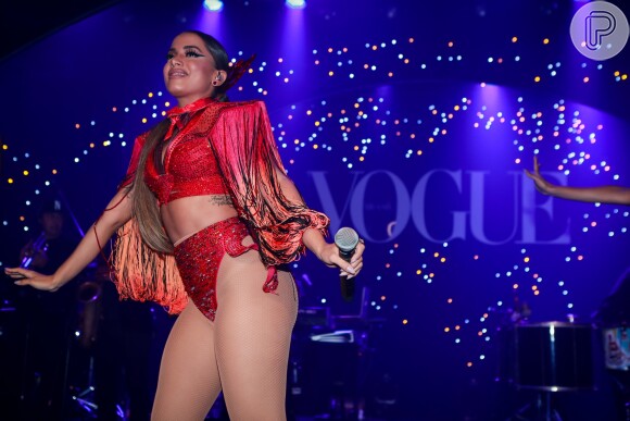 Anitta esbanjou sensualidade ao usar fio-dental no tradicional Baile da Vogue, na madrugada desta sexta-feira, 17 de fevereiro de 2017