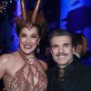 Claudia Raia representou o signo de Capricórnio no Baile da Vogue 2017. Na foto, a atriz posa ao lado do marido, Jarbas Homem de Mello
