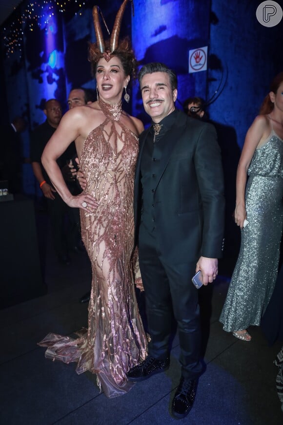 Claudia Raia representou o signo de Capricórnio no Baile da Vogue 2017. Na foto, a atriz posa ao lado do marido, Jarbas Homem de Mello