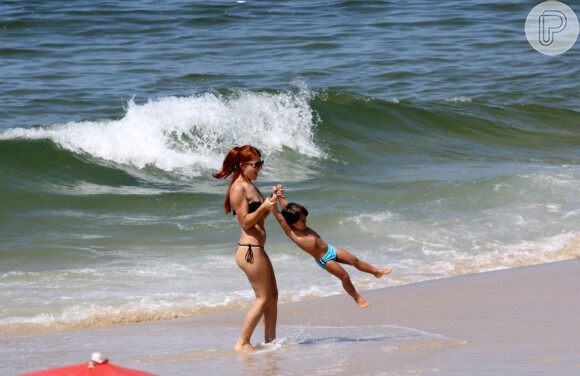 Mariah está morando em Ipanema, no apartamento do ex-sogro, e sempre leva João Pedro para dar um mergulho na praia