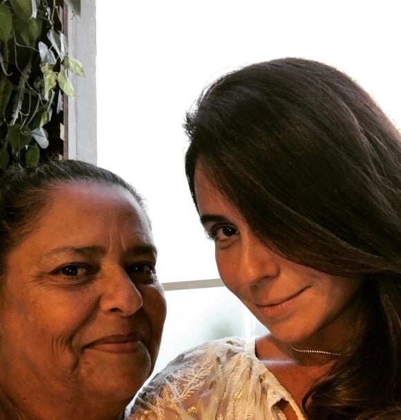 Satisfeita com o resultado da hidratação, Giovanna Antonelli posou para uma foto com a profissional Deia Dios. 'Obrigada por tanto carinho! Amei', postou a atriz em seu Instagram