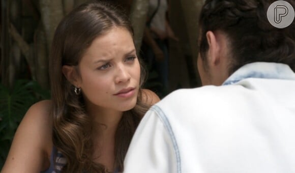 Preocupada com seu estado de saúde, Luana (Joana Borges) pergunta se Nicolau (Danilo Mesquita) está escondendo algo dela, na novela 'Rock Story'