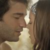 'Só mais um beijo', diz Marina (Alice Wegmann) antes de agarrar Tiago (Humberto Carrão) ao lado de Letícia (Isabella Santoni) durnate sonho erótico, na novela 'A Lei do Amor'