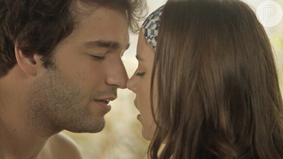 'Só mais um beijo', diz Marina (Alice Wegmann) antes de agarrar Tiago (Humberto Carrão) ao lado de Letícia (Isabella Santoni) durnate sonho erótico, na novela 'A Lei do Amor'