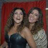 Daniela Mercury e Malu Verçosa posam juntas para fotos nos bastidores do show da cantora