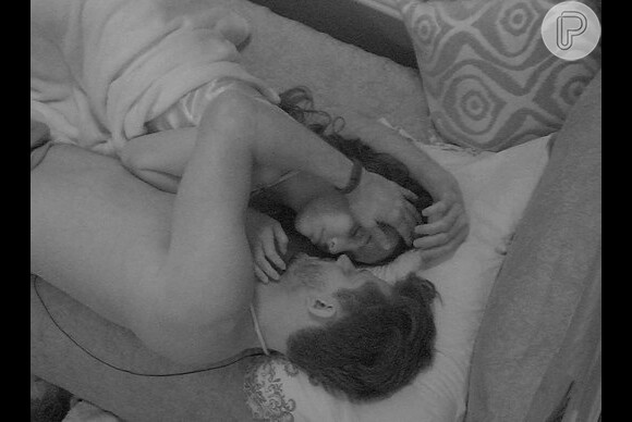 Marcos e Emilly esquentaram o clima trocando beijos na cama na hora de dormir