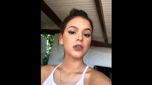 Bruna Marquezine brinca com maquiador em vídeo: 'Até que fez direitinho hoje'