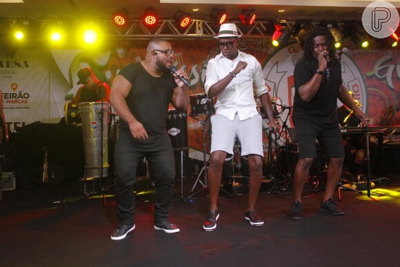Mumuzinho se apresenta na feijoada da Grande Rio no hotel Royal Tulip, no Rio de Janeiro