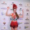 Luciana Gimenez exibe look carnavalesco na feijoada da Grande Rio