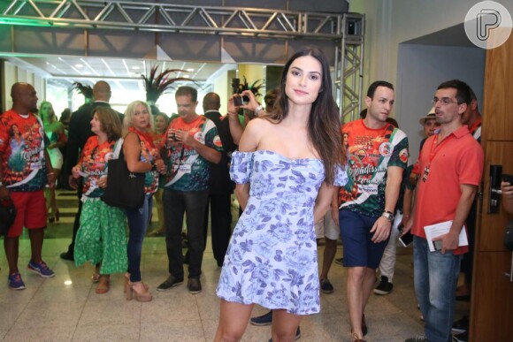 Thaila Ayala aposta em vestido levinho para feijoada da Grande Rio