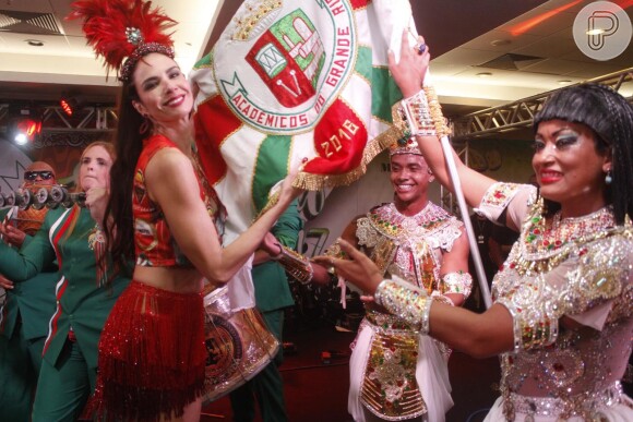 Luciana Gimenez posa com casal de mestre-sala e porta-bandeira da Grande Rio durante evento da escola
