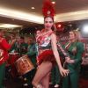 Luciana Gimenez mostra samba no pé na feijoada da Grande Rio, no hotel Royal Tulip