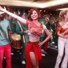 julianne Trevisol cai no samba na feijoada da Grande Rio, no hotel Royal Tulip