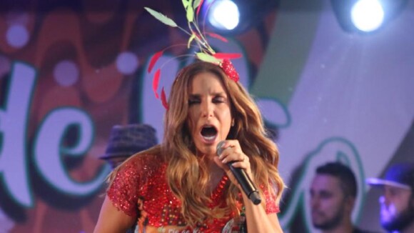 Ivete Sangalo faz show na feijoada da Grande Rio com presença de Thaila Ayala