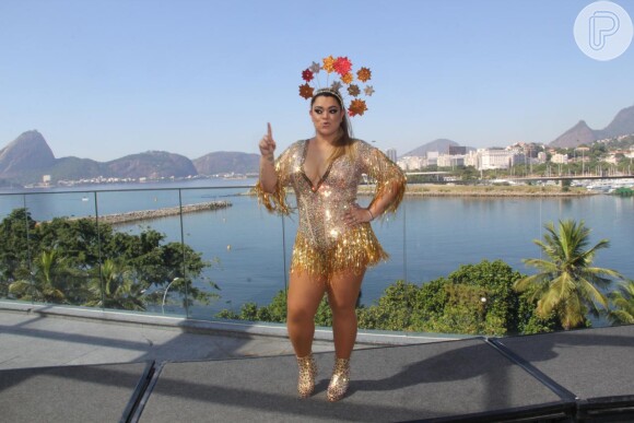 Bloco da Preta reune Ludmilla, Fernanda Souza, Carolina Dieckmann, Letícia Lima e mais famosos no trio, que atraiu uma multidão de pessoas pelas ruas do Centro do Rio de Janeiro, na manhã deste domingo, 19 de fevereiro de 2017