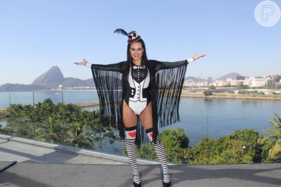 Bloco da Preta reune Ludmilla, Fernanda Souza, Carolina Dieckmann, Letícia Lima e mais famosos no trio, que atraiu uma multidão de pessoas pelas ruas do Centro do Rio de Janeiro, na manhã deste domingo, 19 de fevereiro de 2017