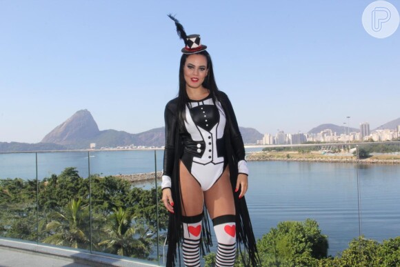 Bloco da Preta reune Ludmilla, Fernanda Souza, Carolina Dieckmann, Letícia Lima e mais famosos no trio, que atraiu uma multidão de pessoas pelas ruas do Centro do Rio de Janeiro, na manhã deste domingo, 19 de fevereiro de 2017