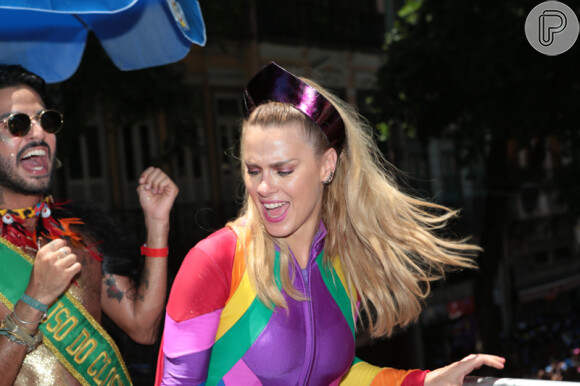 Bloco da Preta reune Ludmilla, Fernanda Souza, Carolina Dieckmann, Letícia Lima e mais famosos no trio, que atraiu uma multidão de pessoas pelas ruas do Centro do Rio de Janeiro, na manhã deste domingo, 19 de fevereiro de 2017