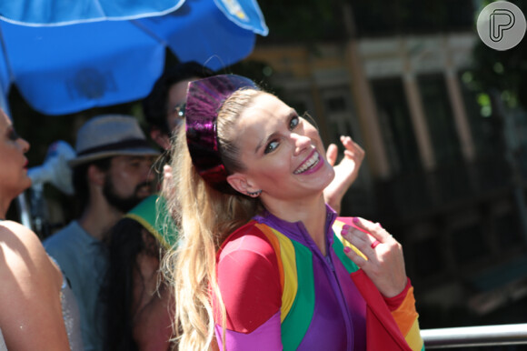 Bloco da Preta reune Ludmilla, Fernanda Souza, Carolina Dieckmann, Letícia Lima e mais famosos no trio, que atraiu uma multidão de pessoas pelas ruas do Centro do Rio de Janeiro, na manhã deste domingo, 19 de fevereiro de 2017