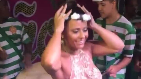 Viviane Araújo cai no samba em evento de Carnaval em Barra Mansa, no Rio
