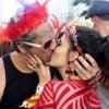 Alexandre Nero beija a mulher, Karen Brusttolin, em bloco de carnaval, em 19 de fevereiro de 2017