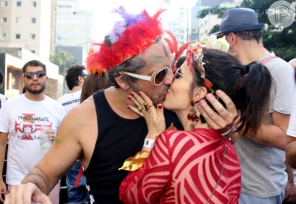 Alexandre Nero beija a mulher, Karen Brusttolin, em bloco de carnaval, em 19 de fevereiro de 2017