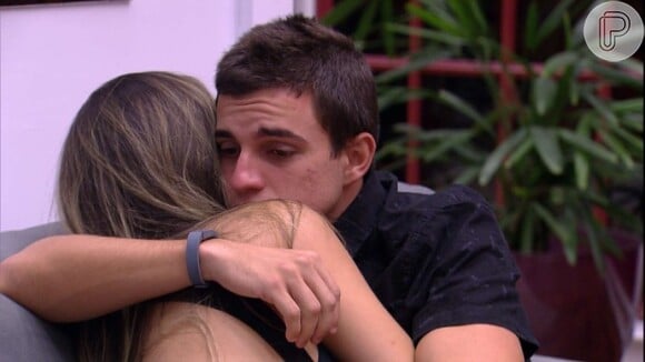 Manoel e Vivian se abraçaram após saber que ambos estavam no Paredão