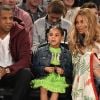 Beyoncé, grávida de gêmeos, levou a filha, Blue Ivy, em jogo de basquete, na noite deste domingo, 19 de fevereiro de 2017