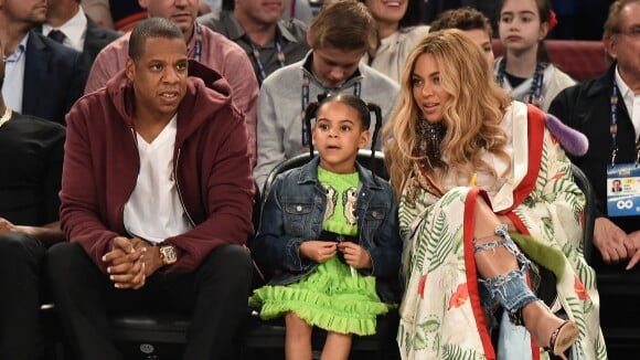Grávida de gêmeos, Beyoncé leva a filha, Blue Ivy, para jogo de basquete. Fotos!