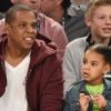 Blue Ivy esbanjou estilo ao assistir com o pai, Jay-Z, jogo de basquete, na noite deste domingo, 19 de fevereiro de 2017
