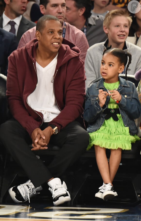 Blue Ivy esbanjou estilo ao assistir com o pai, Jay-Z, jogo de basquete, na noite deste domingo, 19 de fevereiro de 2017